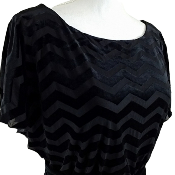 WHBM~Size XS~Black w/Zigzag Texture Belted Dress. - Picture 4 of 12